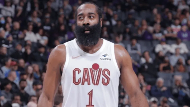 天博体育-哈登上半场13投仅3中，三分4中1得到7分2篮板2助攻